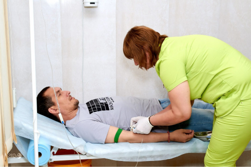 Врач лечит пациента